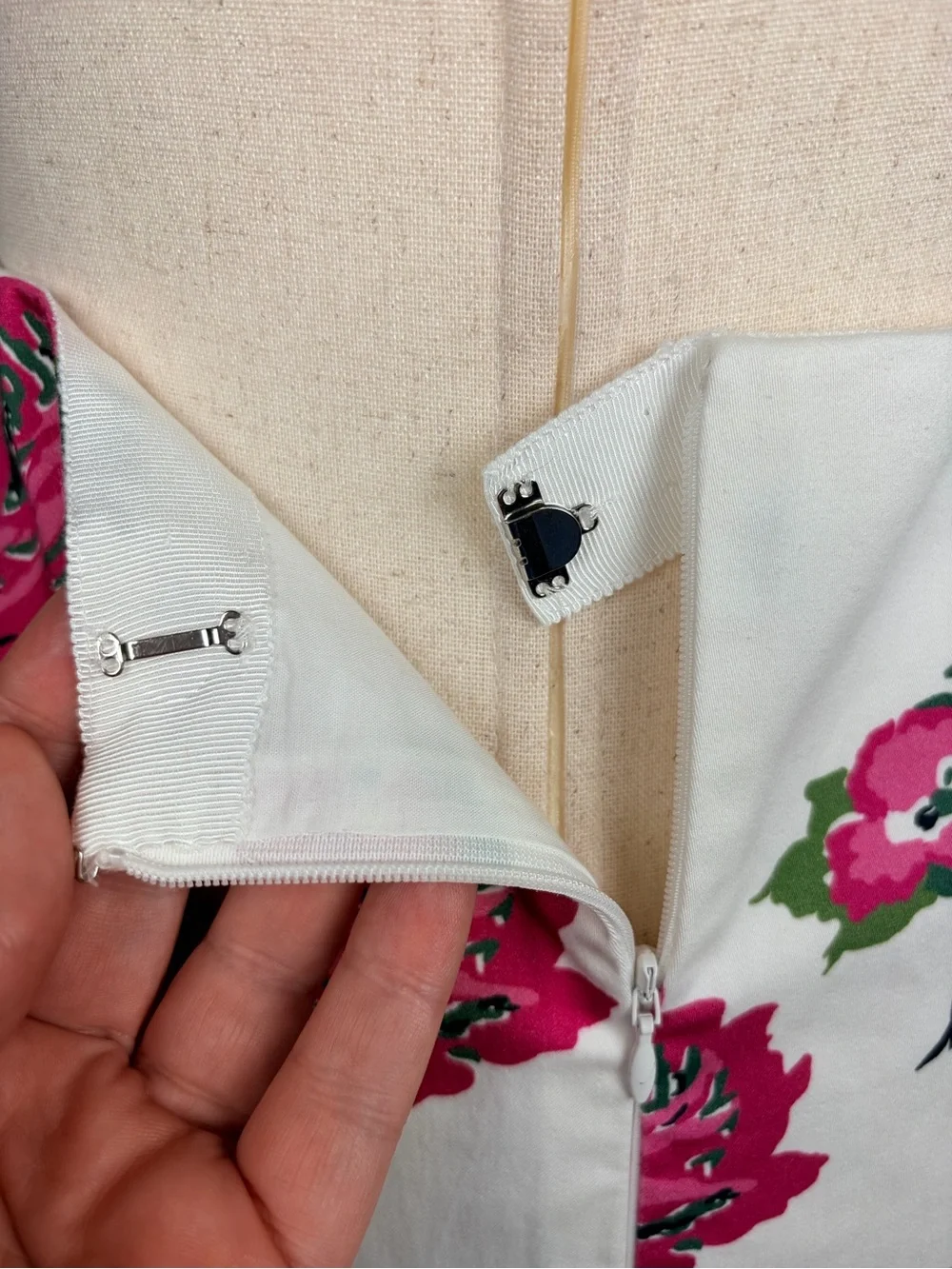 Carolina‎ Herrera Floral Rose Print Midi Skirt Sz 12 White Pink Made Italy